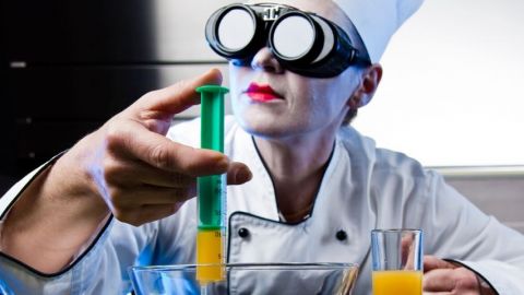 Une cheffe qui fait de la cuisine moléculaire