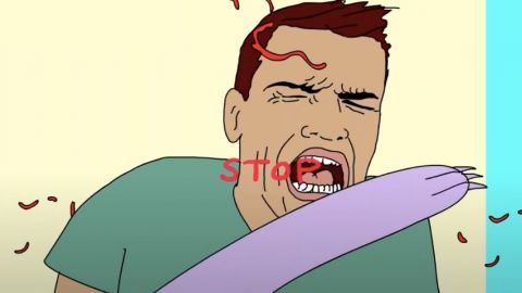 un homme se fait gifler par une patte de chat