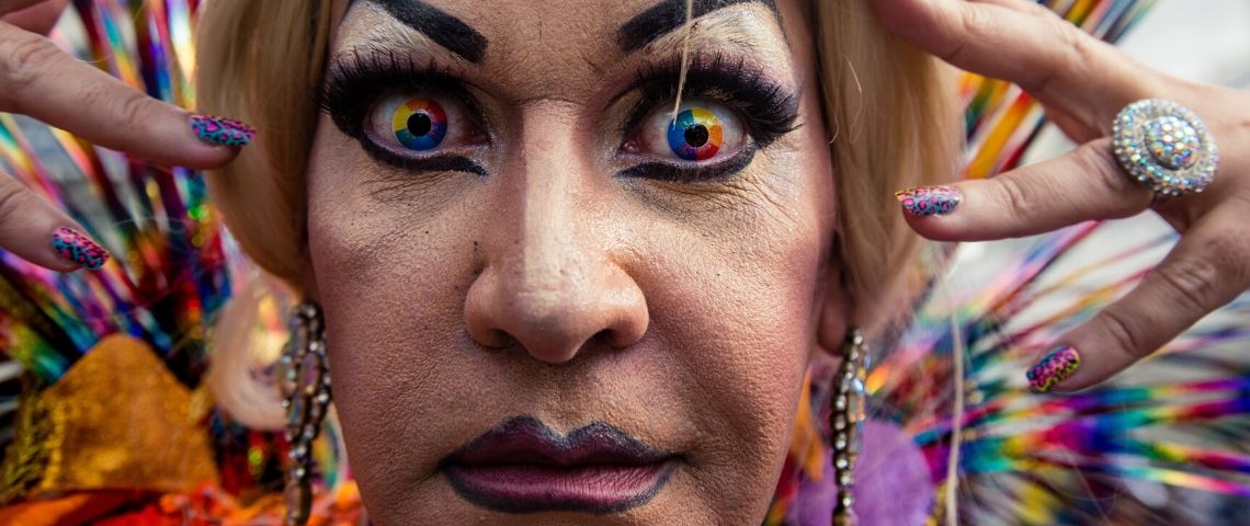 Comment les marques « drag » les queers ? Un drag queen