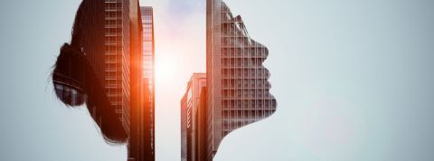 Comment repenser la ville pour la rendre féministe Le visage d'une femme qui se dessine sur des immeubles