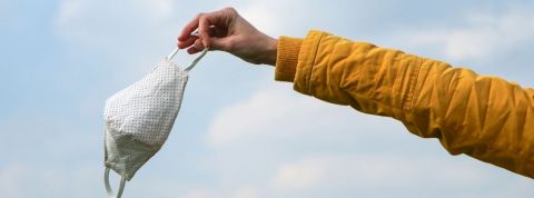 Les hommes portent moins de masques que les femmes Un bras qui jette un masque