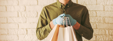 Des restaurateurs contournent les plateformes de livraison Un livreur tient des sacs en papier