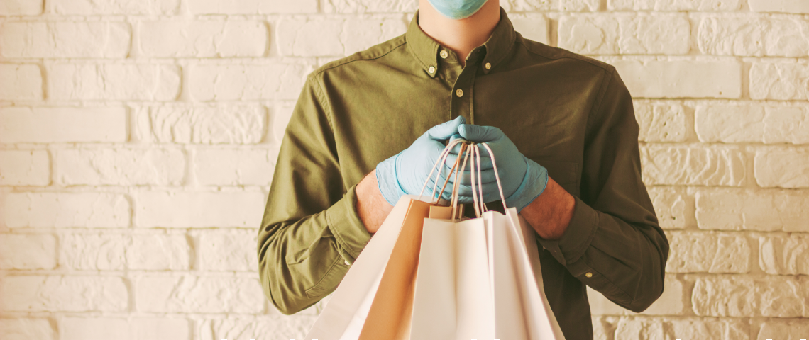 Des restaurateurs contournent les plateformes de livraison Un livreur tient des sacs en papier