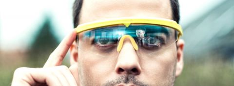 Pourquoi les géants de la tech s'acharnent à nous faire porter des lunettes connectées Homme portant une paire de lunettes futuriste