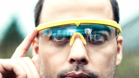 Homme portant une paire de lunettes futuriste