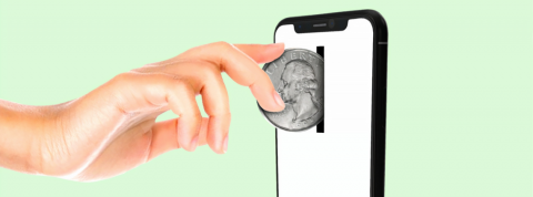 Un moteur de recherche sur abonnement ? C'est l'idée d'un ex de Google une main insérant une pièce de monnaie dans un smartphone