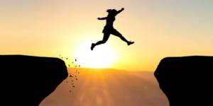 Une femme qui saute d'une falaise