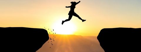 Patagonia : « en tant qu'annonceurs, nous devons pratiquer la consommation consciente » Une femme qui saute d'une falaise