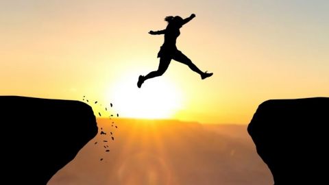 Une femme qui saute d'une falaise