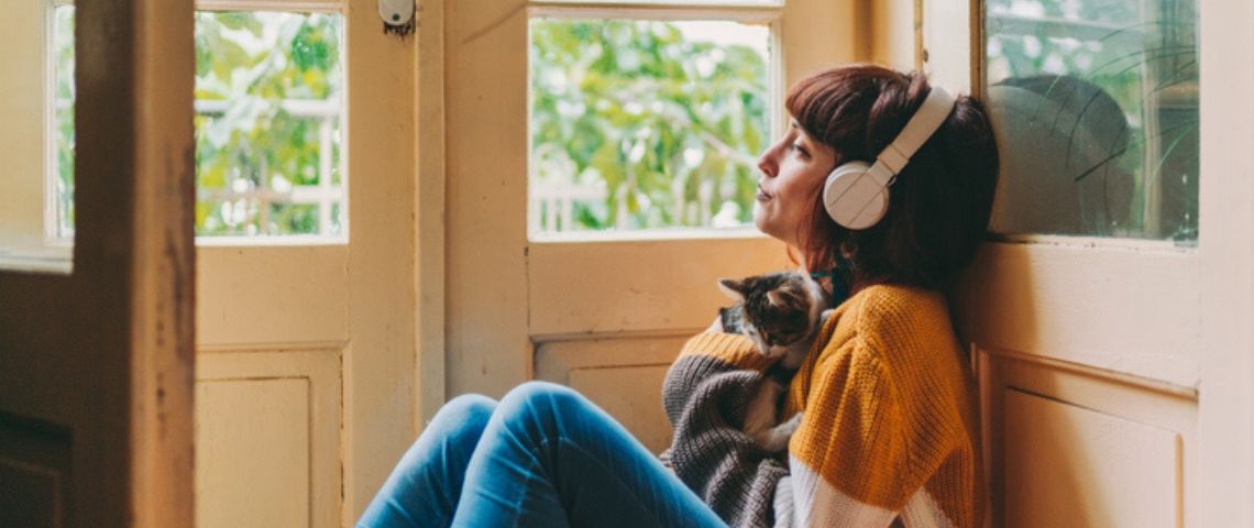 Comment optimiser le référencement SEO de vos podcasts ? Une jeune femme écoute de la musique