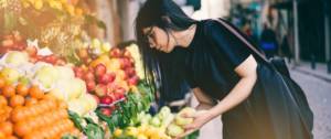 Une femme qui achète des fruits et légumes