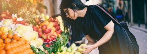 Le retour des commerces de proximité Une femme qui achète des fruits et légumes