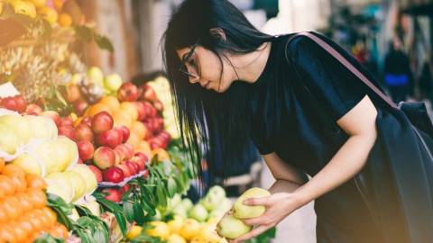 Une femme qui achète des fruits et légumes
