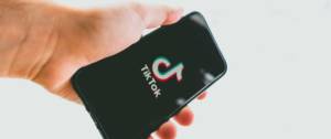 Main tenant smartphone avec TikTok