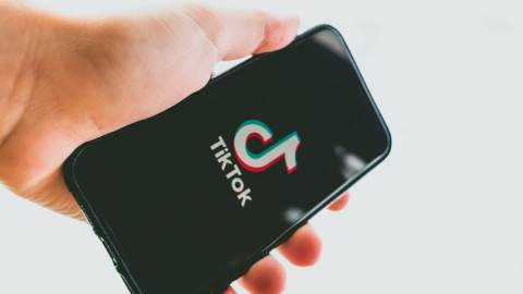 Main tenant smartphone avec TikTok
