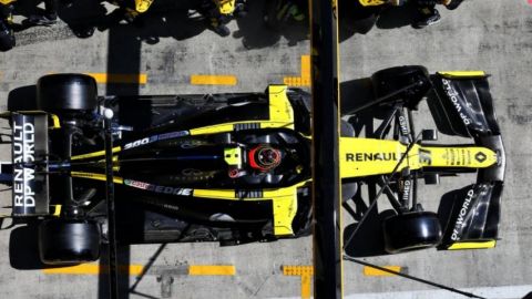 Une formule 1 sur la ligne de départ