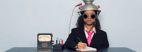 L'arnaque des tests de personnalité Une femme avec une passoire sur la tête qui effectue un test