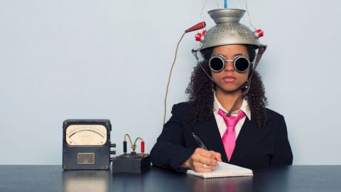 Une femme avec une passoire sur la tête qui effectue un test
