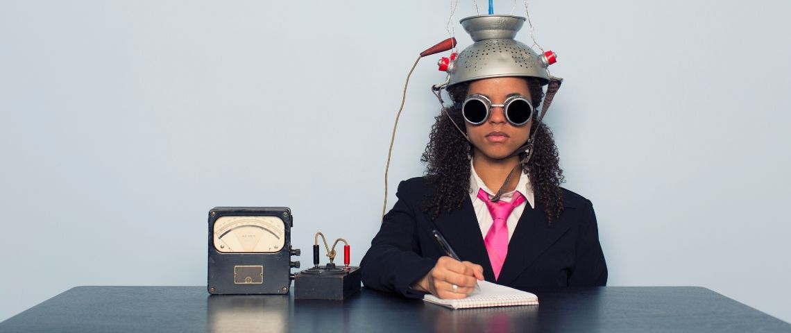 L'arnaque des tests de personnalité Une femme avec une passoire sur la tête qui effectue un test