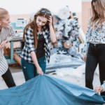 Plusieurs femmes dans une usine textile