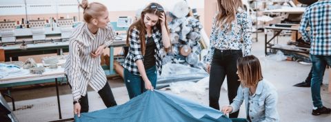 Qu'est-ce que le tourisme industriel ? Plusieurs femmes dans une usine textile