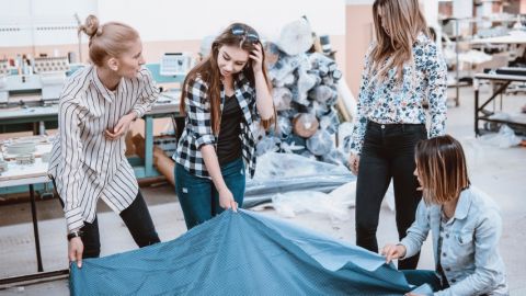 Qu'est-ce que le tourisme industriel ? Plusieurs femmes dans une usine textile