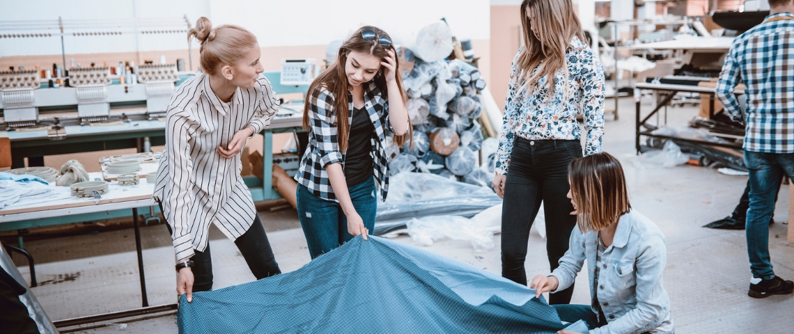 Qu'est-ce que le tourisme industriel ? Plusieurs femmes dans une usine textile