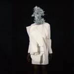 mannequin et vêtements colorés sur fond noir