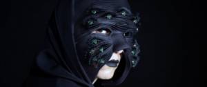 une femme avec un masque noir