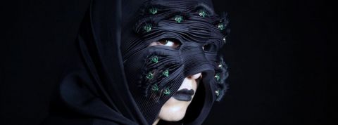 Sublimes et dérangeants, ces masques interactifs sont une réponse silencieuse au patriarcat une femme avec un masque noir