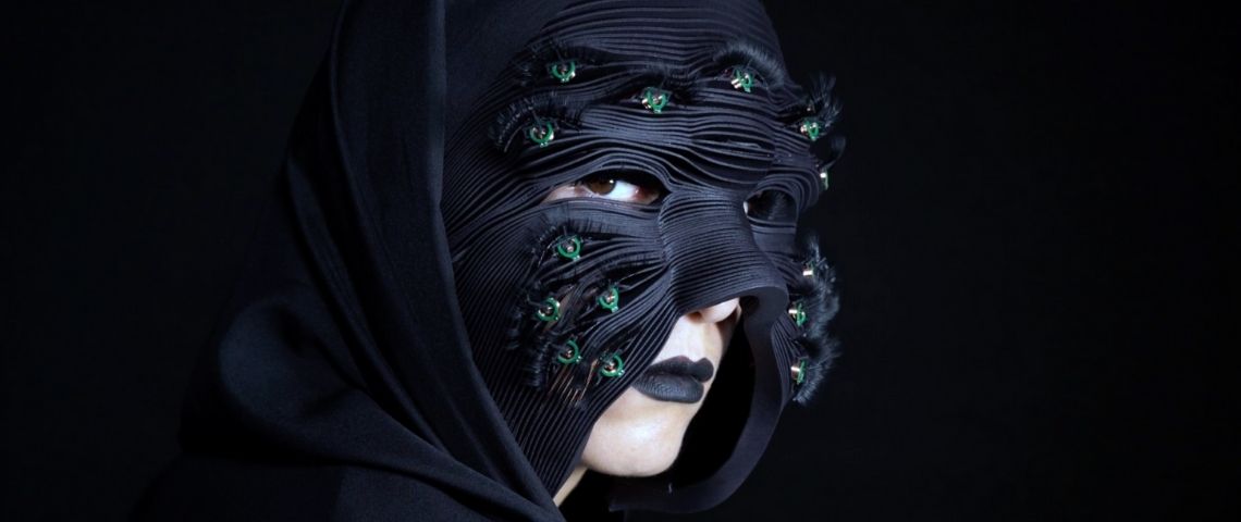 Sublimes et dérangeants, ces masques interactifs sont une réponse silencieuse au patriarcat une femme avec un masque noir