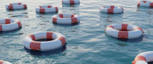 Plusieurs bouées de sauvetage dans la mer