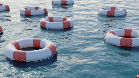 Plusieurs bouées de sauvetage dans la mer