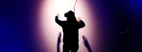 Realité augmentée et art Femme avec un casque de réalité augmentée