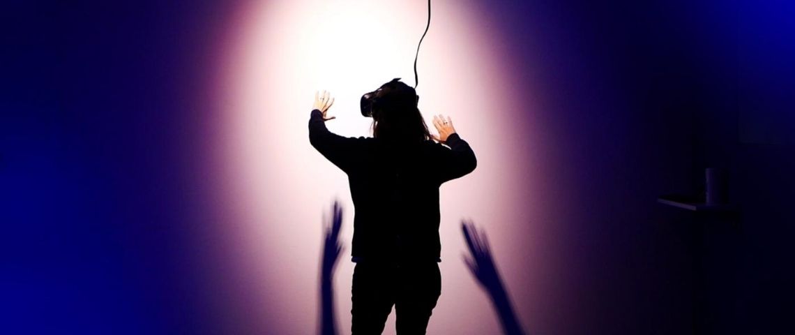Realité augmentée et art Femme avec un casque de réalité augmentée