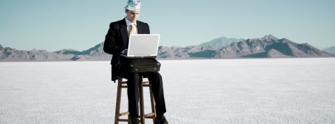 Comment QAnon est devenu la théorie du complot numéro 1 Aux Etats-Unis. un homme dans le desert avec un chapeau en aluminium