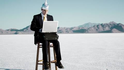 un homme dans le desert avec un chapeau en aluminium