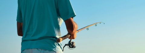 Qu'est-ce que le wokefishing ? Un homme qui pêche