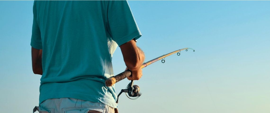 Qu'est-ce que le wokefishing ? Un homme qui pêche