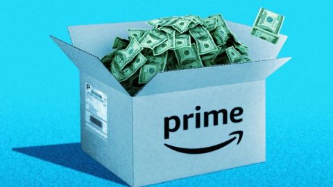 Une boîte amazon prime remplie de billets