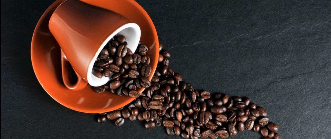 Nespresso s'engage à proposer un café neutre en carbone, au niveau mondial, d'ici 2022 Tasse de café, renversée, avec des grains