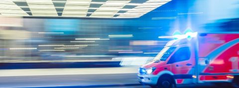 Comment le SAMU a gardé la tête froide pendant la crise Une mabulance à pleine vitesse