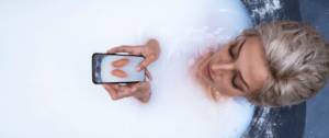 Une femme qui prend une photo dans son bain