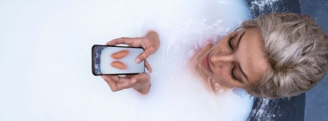 Interview de Théo Grosjean, l'homme le plus flippé du monde Une femme qui prend une photo dans son bain