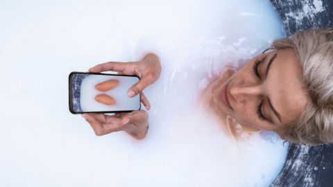 Une femme qui prend une photo dans son bain