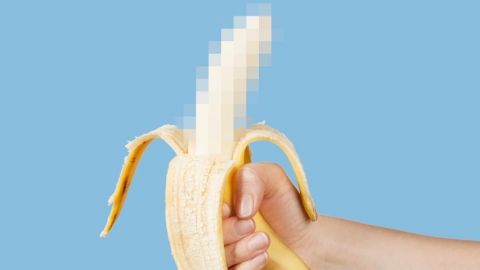 Une banane pelée floutée