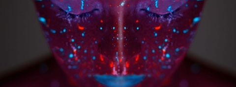 Tendances beauté 2020 Une femme avec du maquillage fluorescent