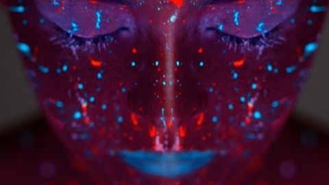 Une femme avec du maquillage fluorescent