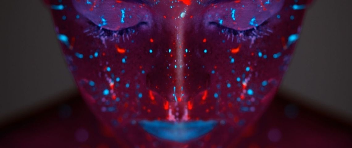 Tendances beauté 2020 Une femme avec du maquillage fluorescent