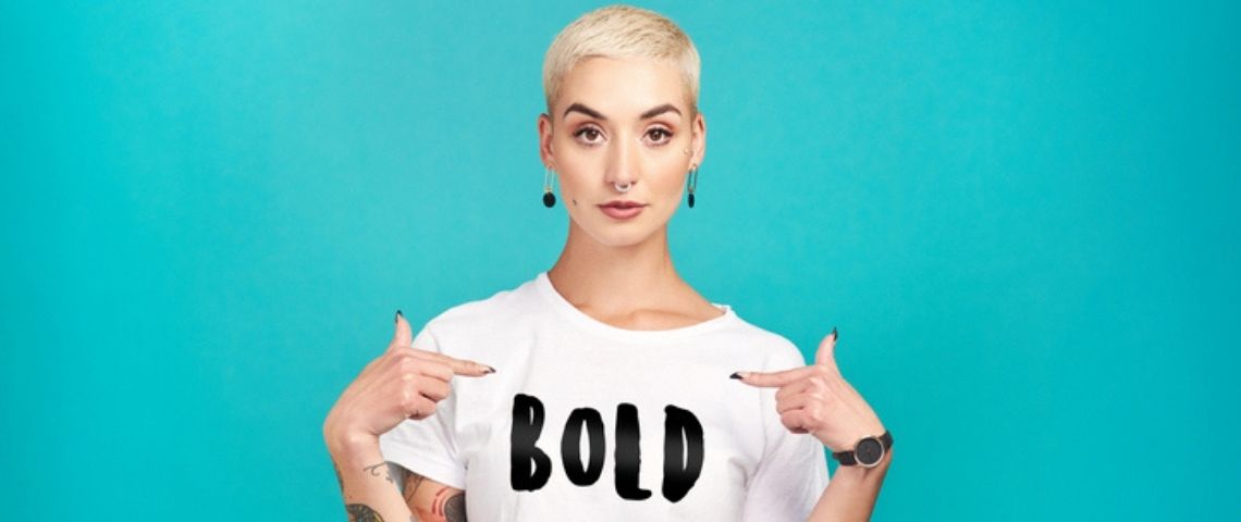 Engagement : les marques qui se dé-marquent Une femme avec un t shirt - bold -